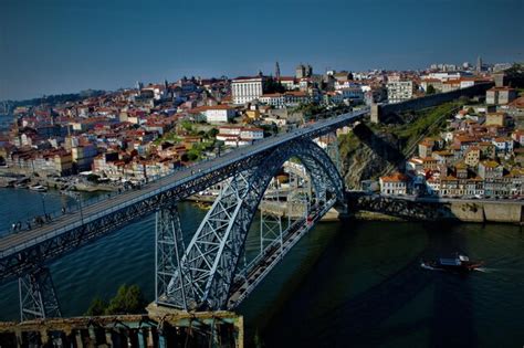 Vista De Ngulo Alto Del Puente Iluminado En La Ciudad Foto Premium