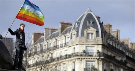 Apoiadores do casamento gay fazem manifestação em Paris
