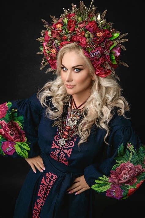 У сукні-вишиванці, намисті і з квітковим вінком: Катерина Бужинська ...