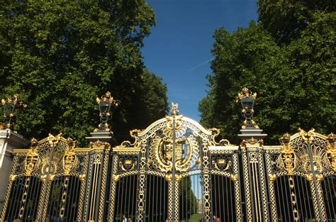 Buckingham Palace T Shop Guide And Princess Souvenirs