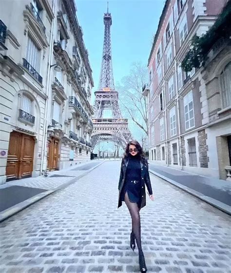 Selena Gomez Strips Nude And Covers Curves In Bubbles For Steamy Bath Tub Selfie Daily Star