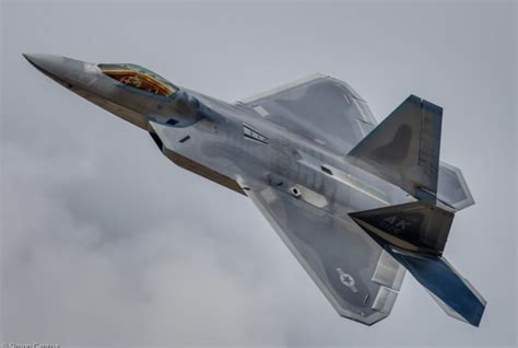 Comparison of F-35 Lightning II VS F-22 Raptor - Crew Daily