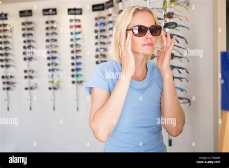 Blonde Avec Des Lunettes De Soleil Banque De Photographies Et Dimages Haute R Solution Alamy