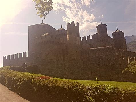 Castello Di F Nis Tra Storia E Leggenda Living Aosta Valley