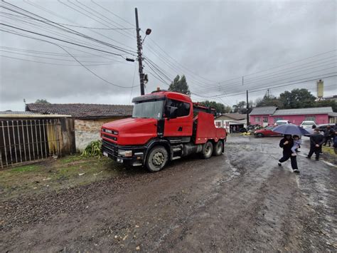 Caminh O Desgovernado Atinge Carro Estacionado Em Resid Ncia