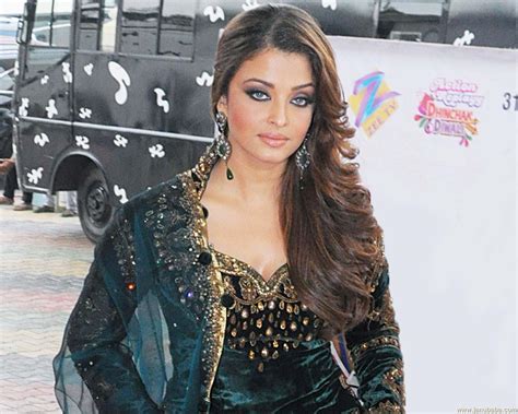 Bollywood Sexiest Actress Aishwaria Rai Very Hot Wallpaper KING And QUEEN BOLLYWOOD