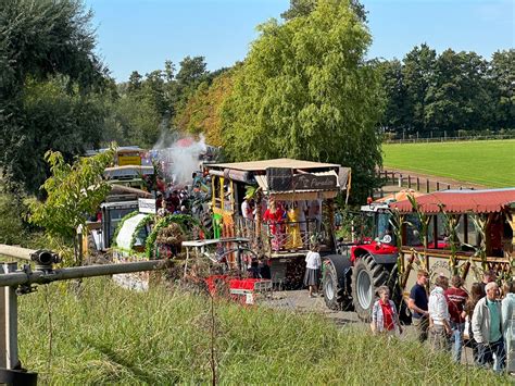 Partystimmung In M Llenbeck Bunt Geschm Ckte Erntewagen Fahren Wieder