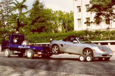 Considera se que um veículo está estacionado abusivamente num parque