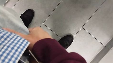 Vídeos porno gay de Masturbación en baños públicos gratis Películas sexo gay xHamster