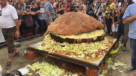 Weltrekordversuch geglückt Größter Hamburger der Welt kommt aus