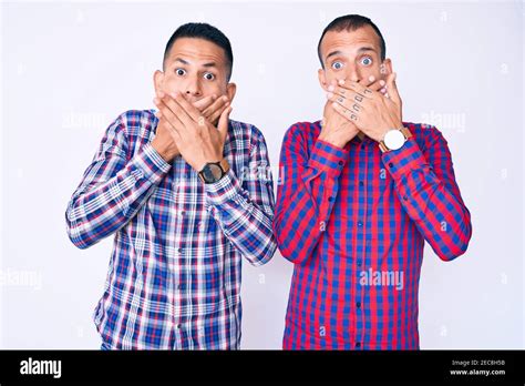 Jeune Gay Couple De Deux Hommes Portant Des V Tements D Contract S Choqu Couvrant La Bouche