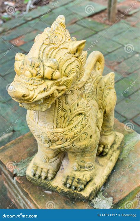 Singha Lion Statue Bij De Tempel In Noordelijk Thailand Stock