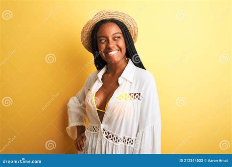 Hermosa Chica Afroamericana Con Bikini Y Sombrero De Verano Sonriendo