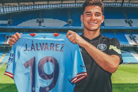 Julián Álvarez Fue Presentado En El Manchester City Chiste Con El Sol