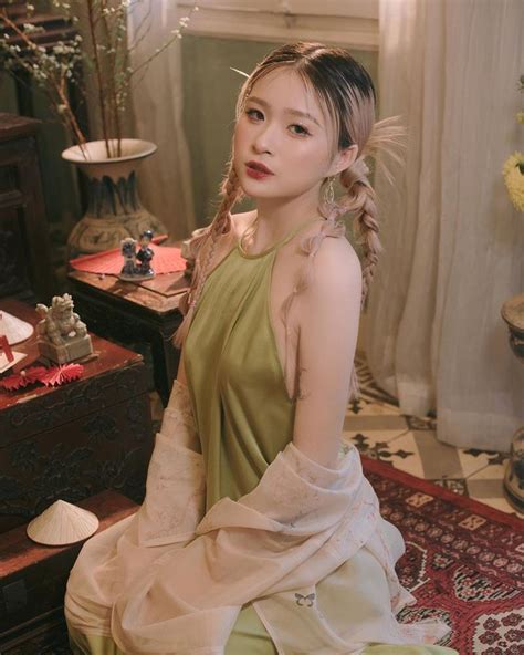 Dàn hot girl rộn ràng khoe sắc trước Tết