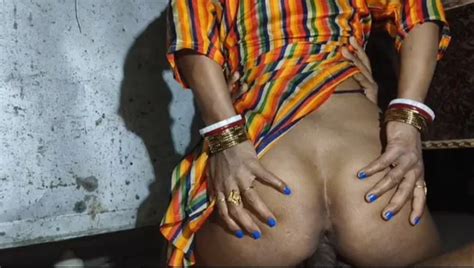 Makan Malik Jab Ghar Ke Naukrani Ko Jungle Me Lejake Hard Sex Kar Rahe The Tab Malikin Ne Dono