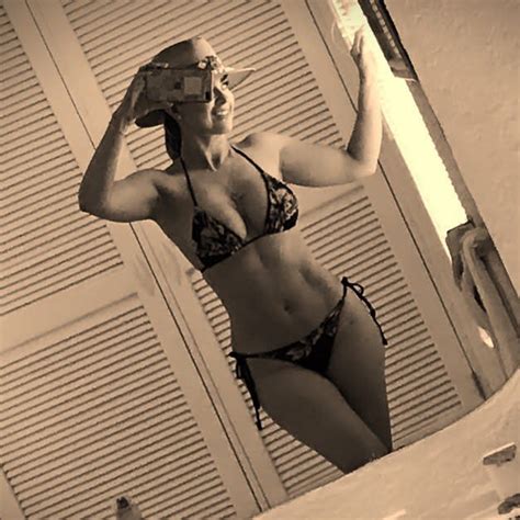 Aracely Ar Mbula Quiere Un Novio Y Lo Pide Exhibi Ndose En Bikini