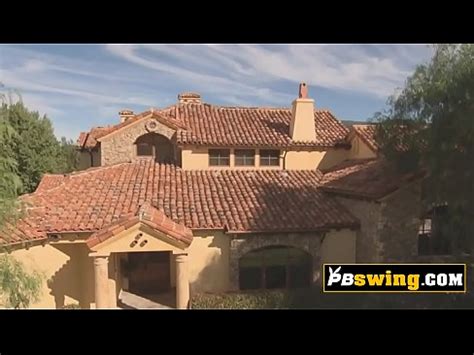 Una pareja de swingers asiáticos calientes se une a un trío salvaje en su suite XVIDEOS