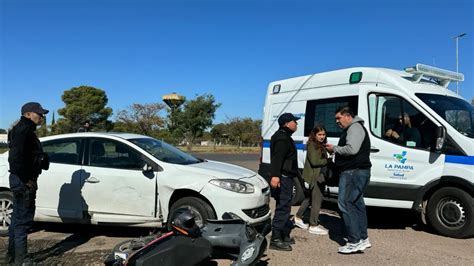 Frente Al Paseo Belgrano Fuerte Choque Entre Moto Y Auto Video En