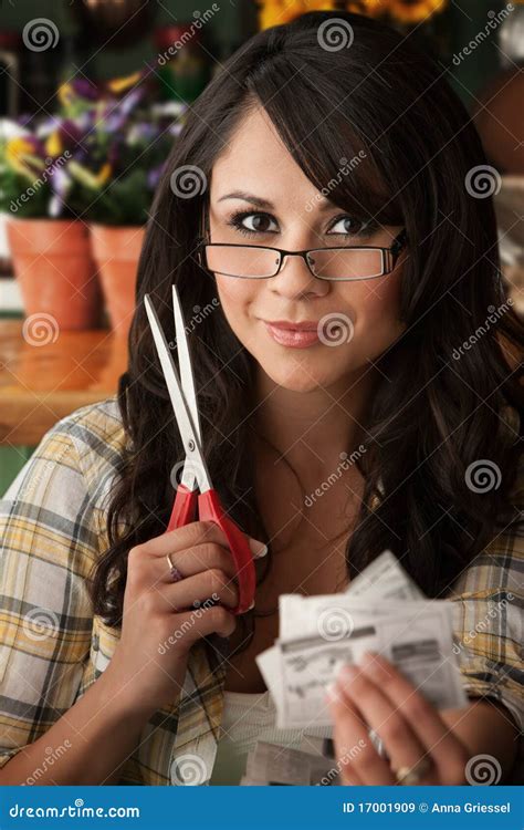 Sch Ne Latina Frau Mit Kupons Stockbild Bild Von Sparer Hand