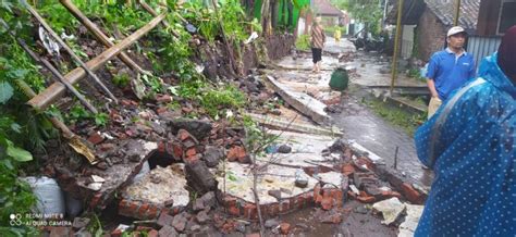 Hujan Deras Dan Angin Kencang Di Kota Malang Sebabkan Kerusakan