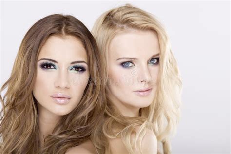 Zwei Freundinnen Blond Und Brunette Stockfoto Bild Von Verfassung Glamour