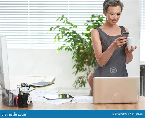 En Contact Avec Les Personnes Qui Comptent Le Plus Une Femme D Affaires Mature Au Travail Dans