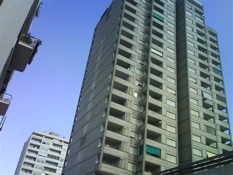 Latina Si Sporge Per Pulire La Serranda E Cade Dall Ottavo Piano