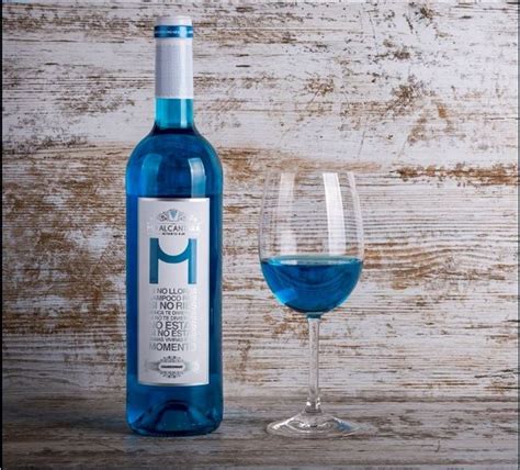 Tre Iværksættere Fra Aarhus Sælger Blå Vin Læs Mere På Smag Aarhus