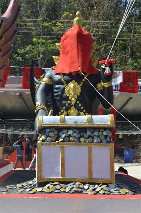 วัดเขาช่องลมศรีราชาบวงสรวงท้าวเวสสุวรรณเบิกเนตรท้าวปุริสาทใครกราบ