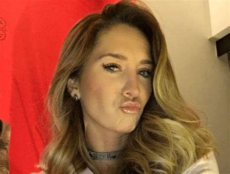 Geraldine Baz N Impacta Al Posar Con Sexy Bikini