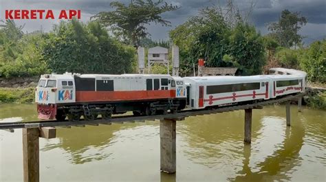 Kereta Api Panjang Rc Kai Anjlok Menabrak Mobil Truk Oleng Panjang