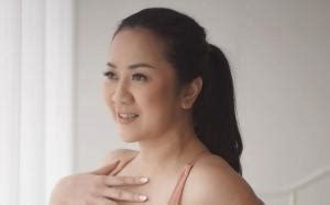 Makin Hot Tante Ernie Bikin Gagal Fokus Kenakan Dress Belahan Dada Rendah Okezone Women