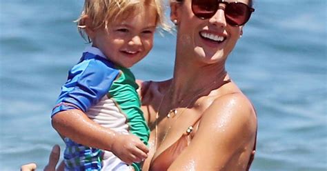Alessandra Ambrosio Maman torride en bikini elle s éclate à Hawaï Purepeople