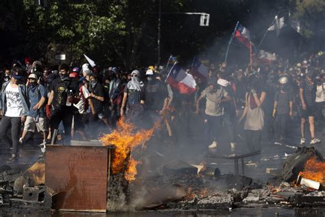 Joven gay abusado en comisaría rostro de represión en Chile