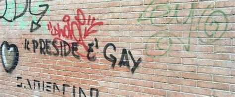 Il Preside Gay E Lui Non Cancella La Scritta Sul Muro Per L Arcigay Un Eroe Secolo D