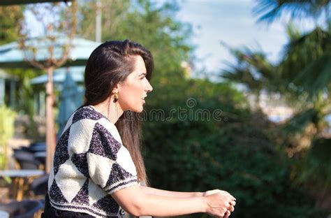 Bella Joven Latina Que Se Inclina En La Barandilla De Hierro Es Triste Y Deprimida Mirando A