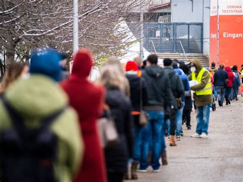 Großer Andrang bei holprigem Start von Corona Massentests SN at