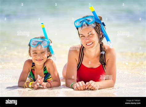 Mutter In Bikini Fotos Und Bildmaterial In Hoher Aufl Sung Alamy