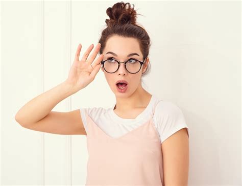 Portrait De Jeune Fille Brune Belle Modèle De Fille Avec Du Maquillage Nude Dans Des Vêtements