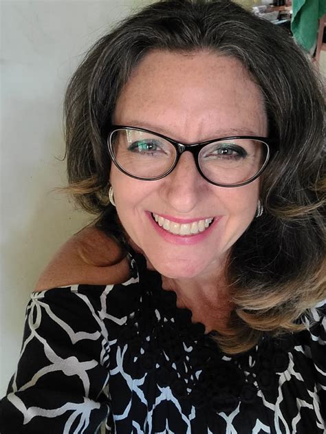 New Haircut And Glasses Mature Beauty Mature Fashion New Haircuts