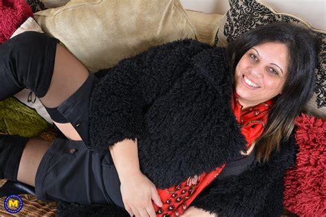 Naughty Chubby Mature Housewife Playing With Herself