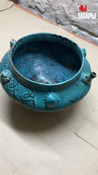 Археолог Наиль Садриев показывает золотоордынский мусульманский сосуд ...