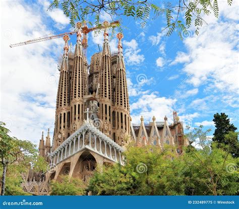 Nova Fachada Da Catedral De Sagrada Familia Barcelona Spanha Em Curso