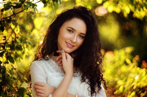 Brunette Look Valeria Nature Makeup Posing Hairstyle Beauty