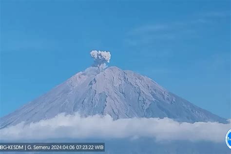 Terjadi Erupsi Gunung Semeru Kolom Abu Teramati Tinggi Dan Berwarna