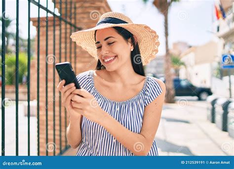 Joven Turista Latina En Vacaciones Sonriendo Feliz Usando Smartphone En La Ciudad Imagen De