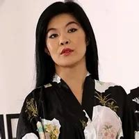 Stiefmutter asiatische MILF Akasha Coliun reitet Cowgirl auf jüngeren Mann xHamster