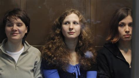 Pussy Riot 12 années de militantisme exposées à North Vancouver Radio Canada