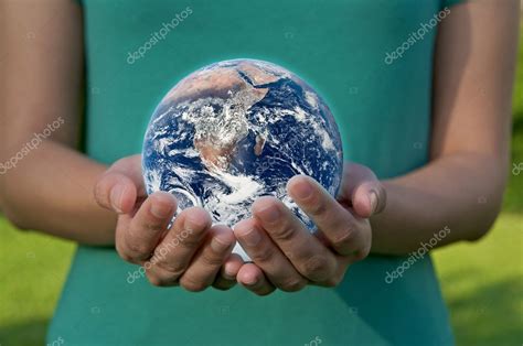 Mano Sosteniendo Un Globo Salvar El Medio Ambiente Tierra Foto De